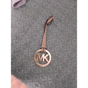 HT1B.Michael Kors Logo Bag Charm Gold Tone Medallion Tan Leather Strap Accessory
